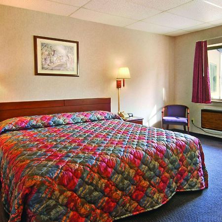 Travelodge By Wyndham Cleveland Lakewood Pokój zdjęcie