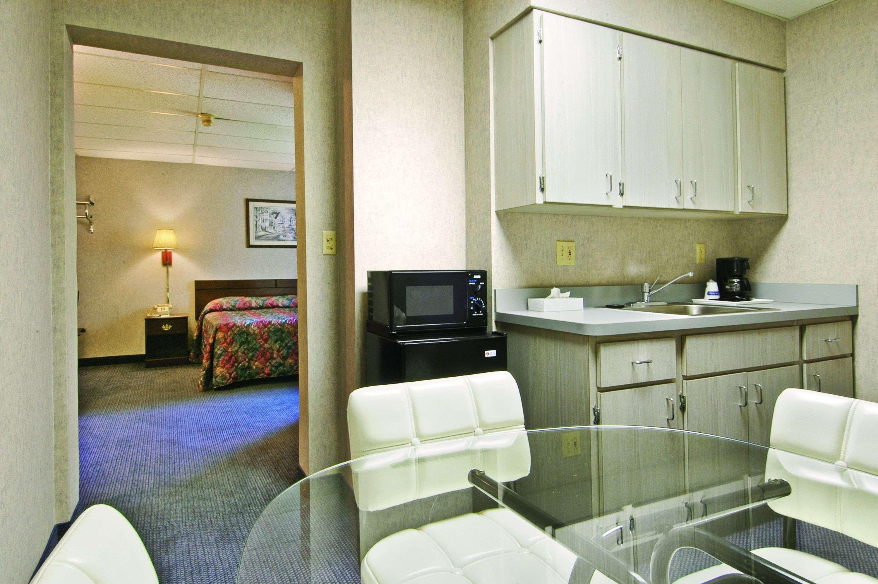 Travelodge By Wyndham Cleveland Lakewood Pokój zdjęcie