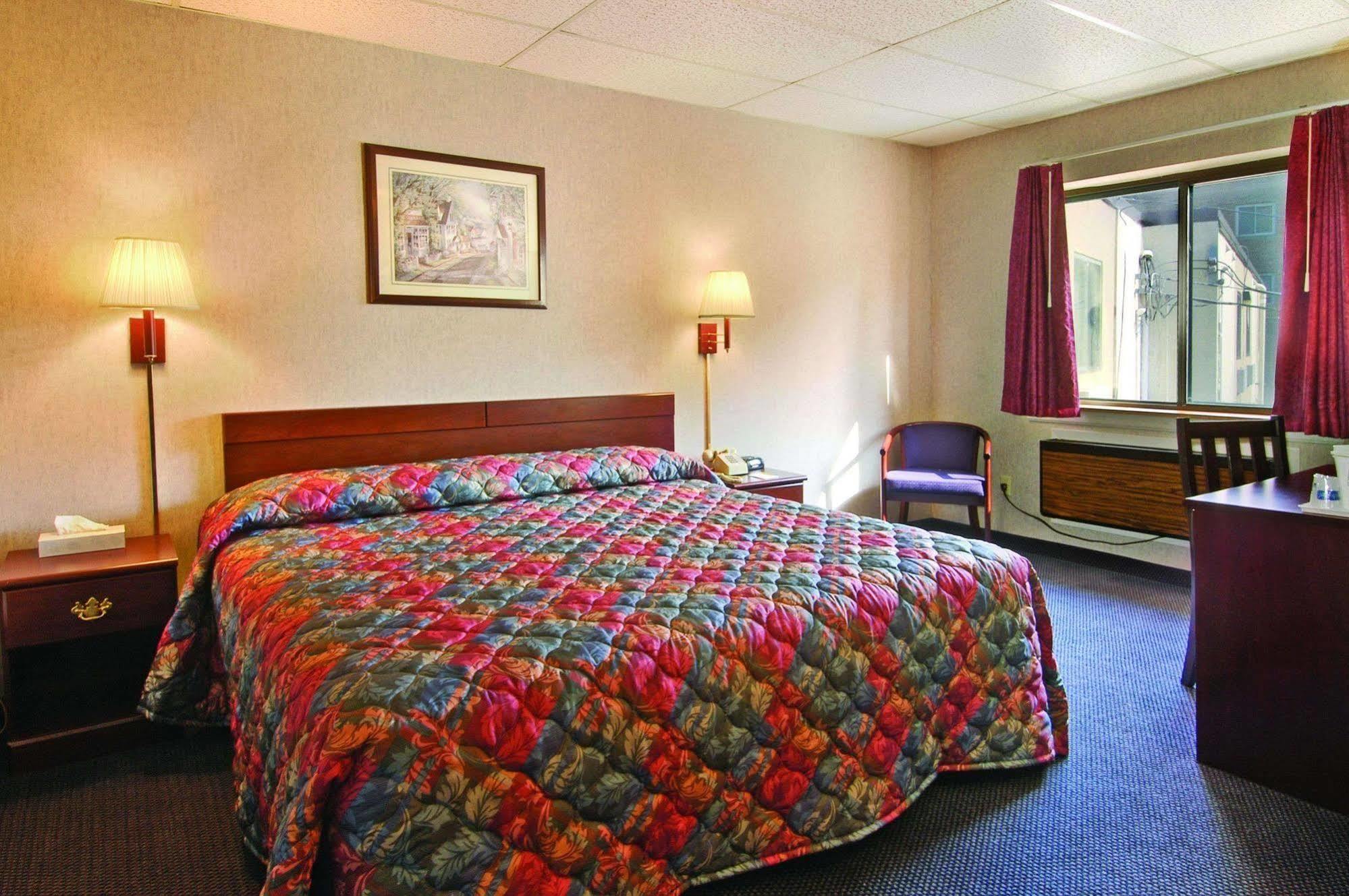 Travelodge By Wyndham Cleveland Lakewood Pokój zdjęcie